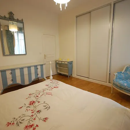 Apartment Large In Champs Elysees Area. Paris
