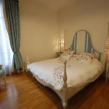 Large In Champs Elysees Area. Apartment Paris